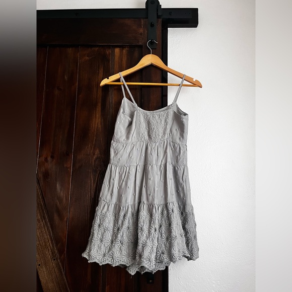 Jessica Simpson Gray Boho Mini Dress 🤍 Floral Eyelet Detailing - Picture 2 of 4